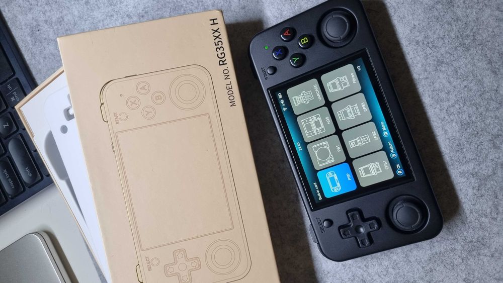 Konsola ANBERNIC RG35XX H + karta 64GB - używana ok 8h - jak nowa