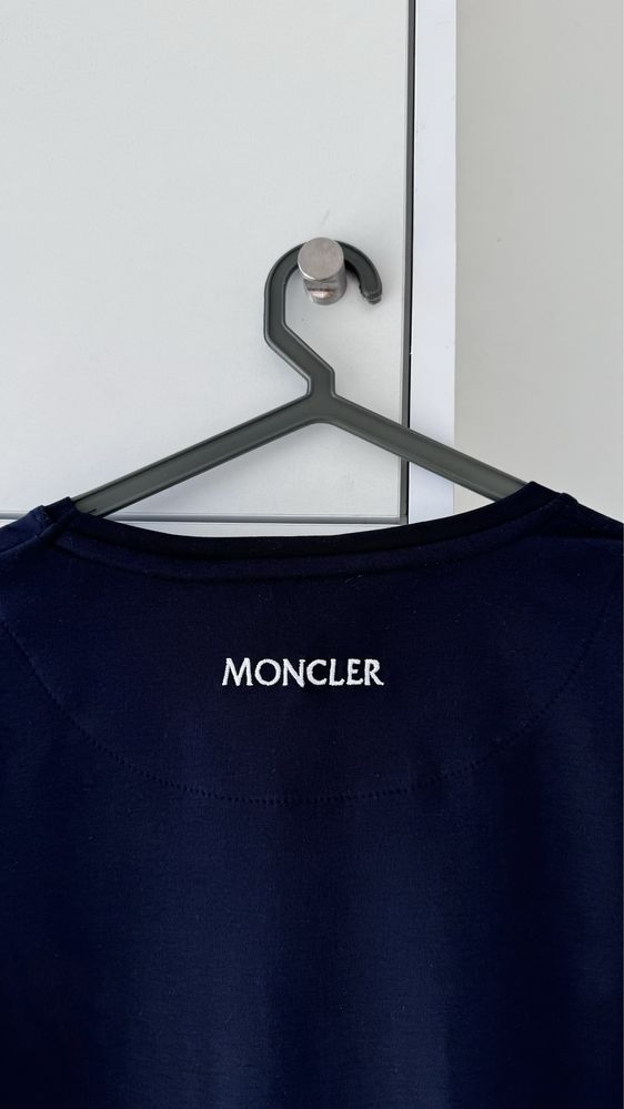 T-shirt Moncler com etiquetas