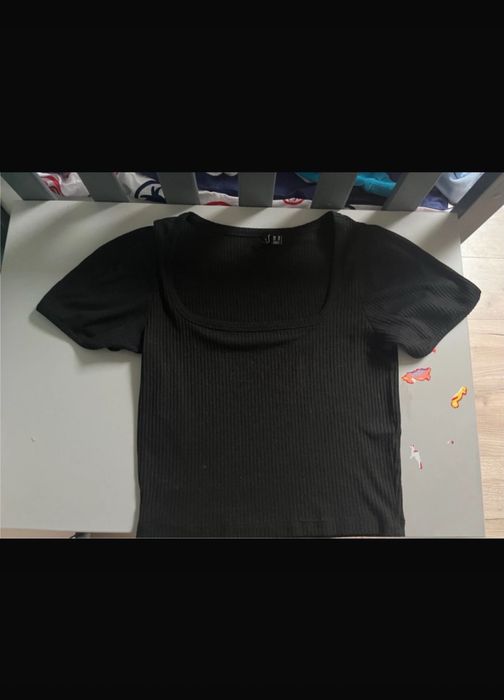 Top z kwadratowym dekoltem