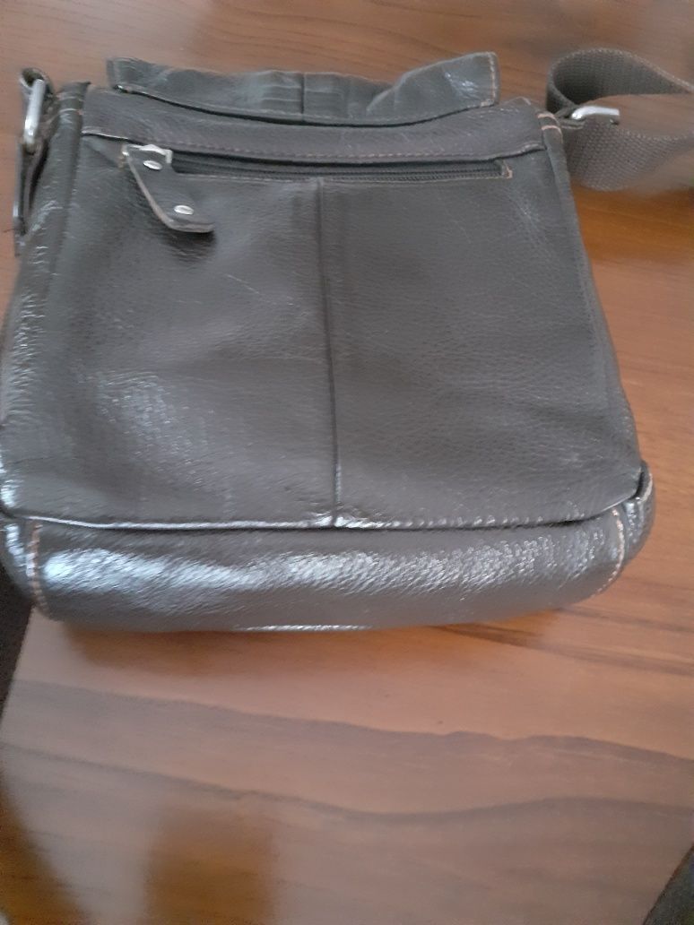 Bolsa tiracolo castanho em pele bom estado.