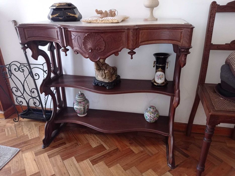 Credência com tampo em mármore