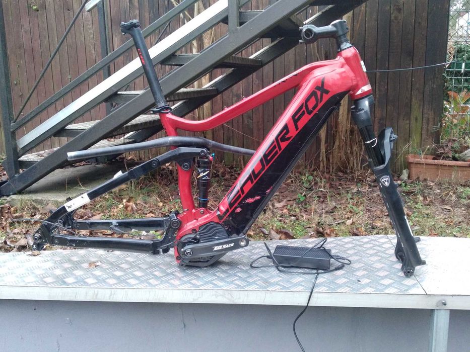 Rama, silnik, bateria i dodatki. Do złożenia roweru niewiele brakuje