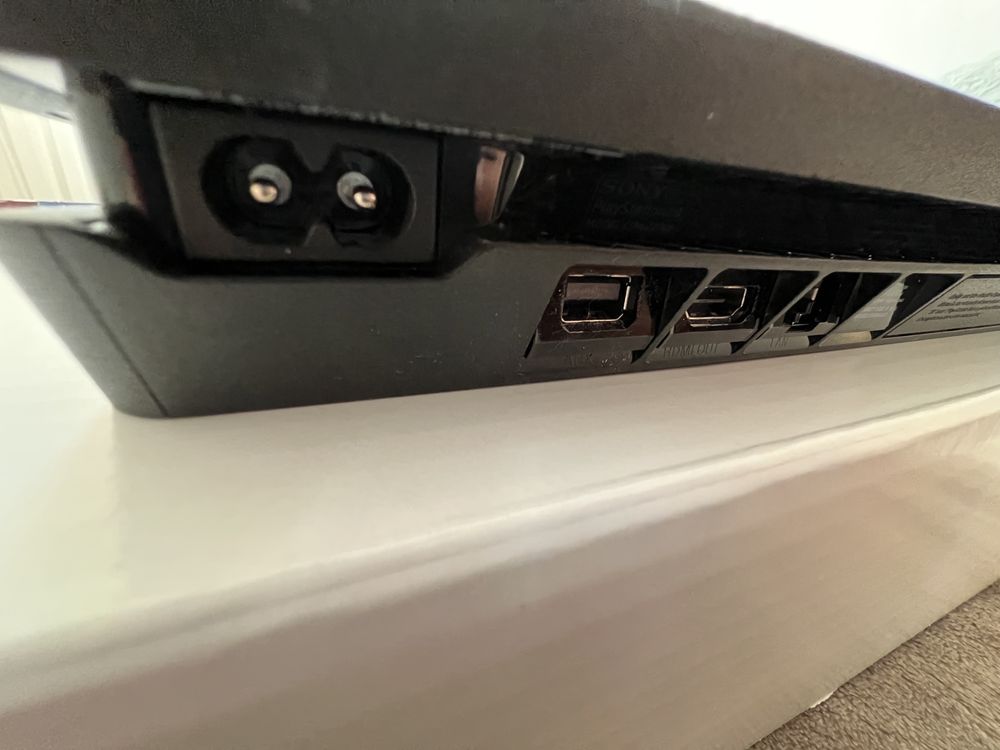 Приставка Sony PS4 + 2 джойстика + 3 гри