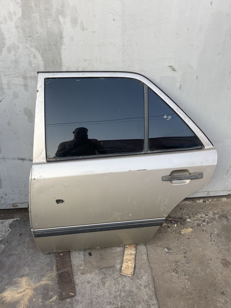 Задні двері Mercedes 124