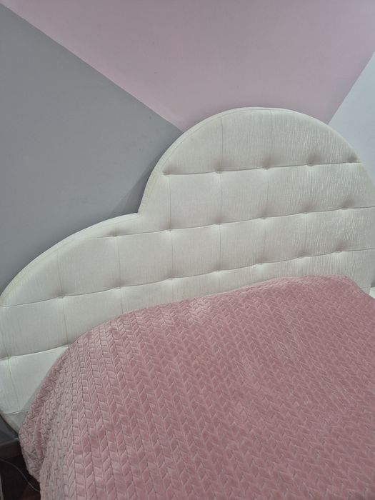 Bonita Cama forrada em branco