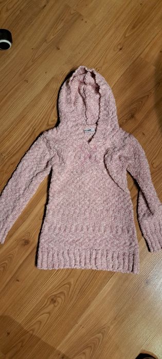 Sweter  kapturem r. 110