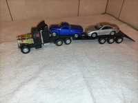 Zabawkowa ciężarówka laweta z dwoma samochodami