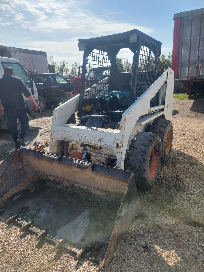Trabalhos com bobcat demolição  e retirada de entulho