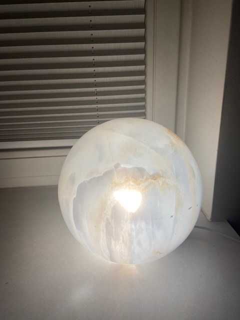 lampa stołowa kula szklana wzór marmurowy