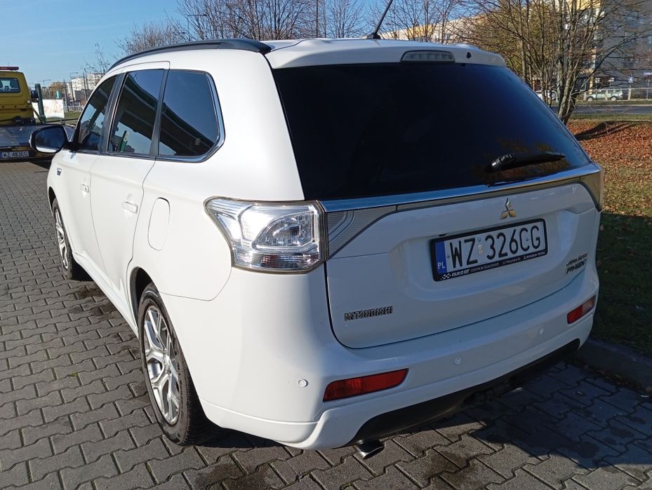 Mitsubishi outlander bezwypadkowa hybryda plug in 2,4+lpg hak