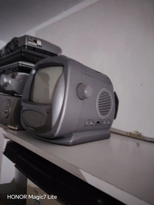 Mini TV com rádio incorporadoro