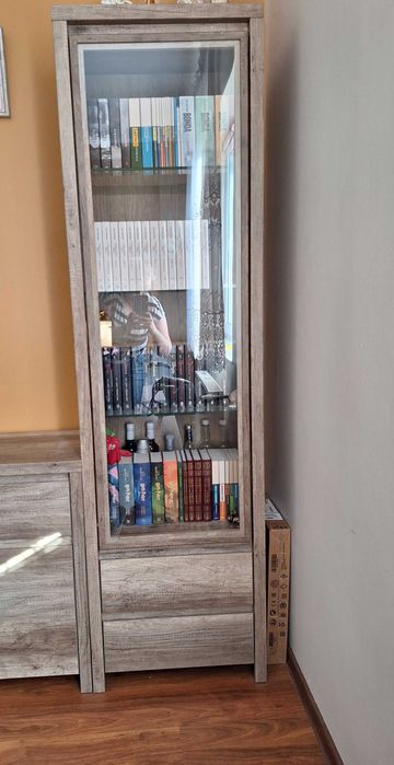 Witryna z przeszklonymi drzwiami i dwoma szufladami