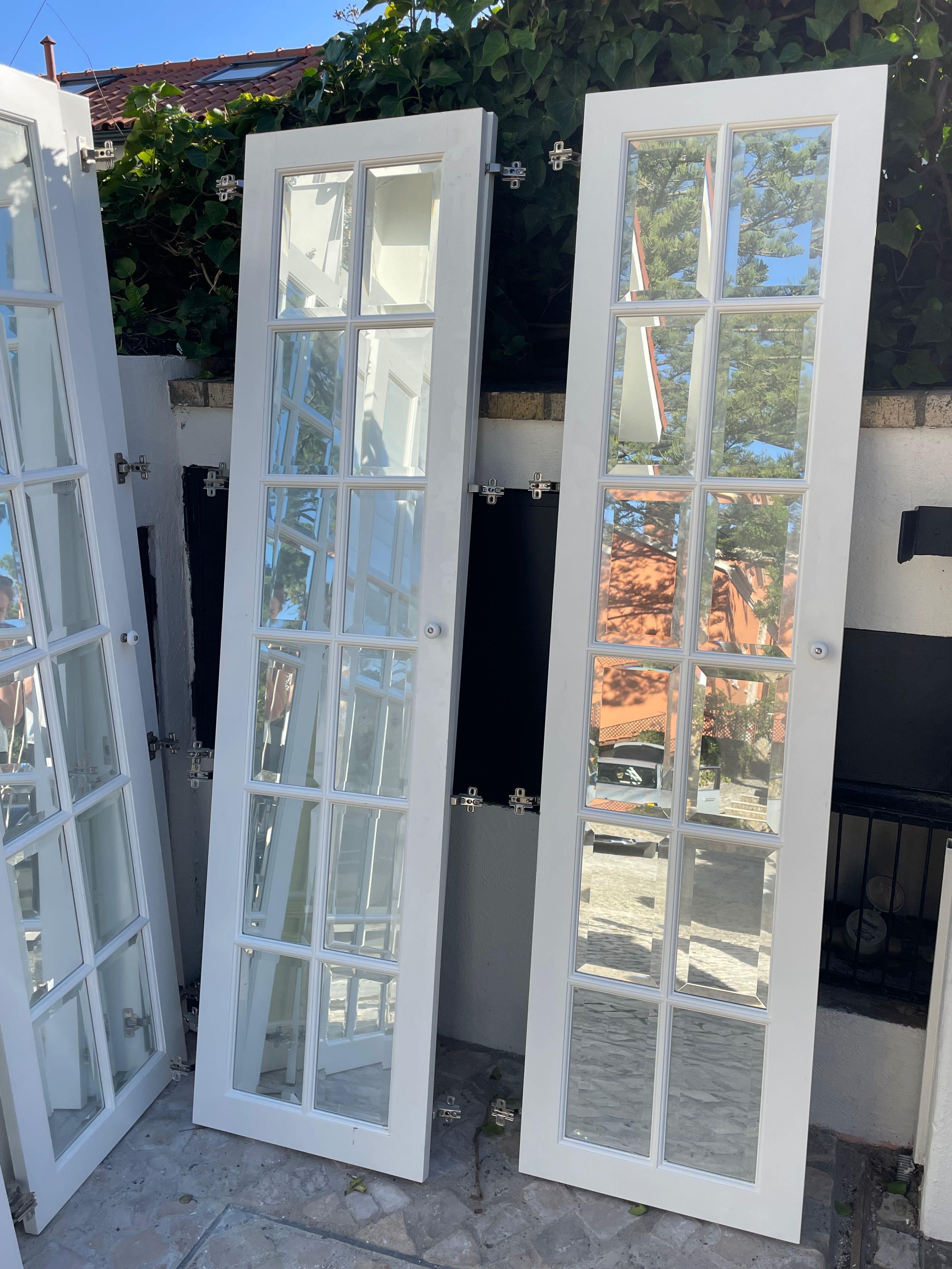 Portas brancas e espelhadas de roupeiro
