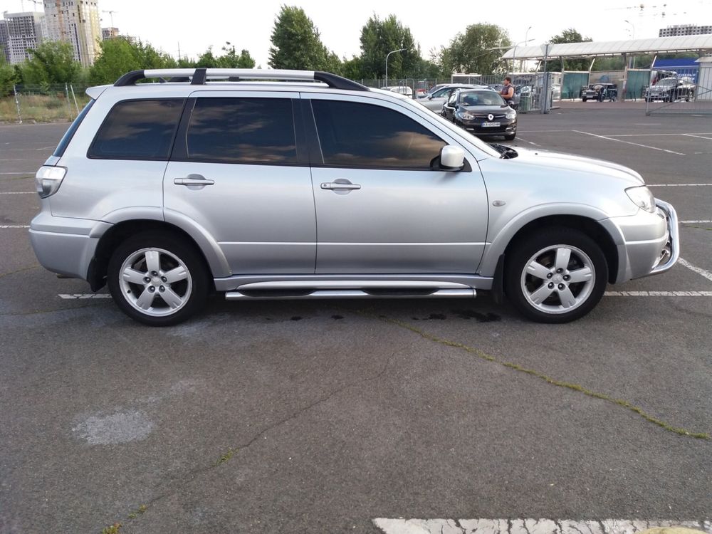 Продам (терміново)власний автомобіль Mitsubishi Outlander