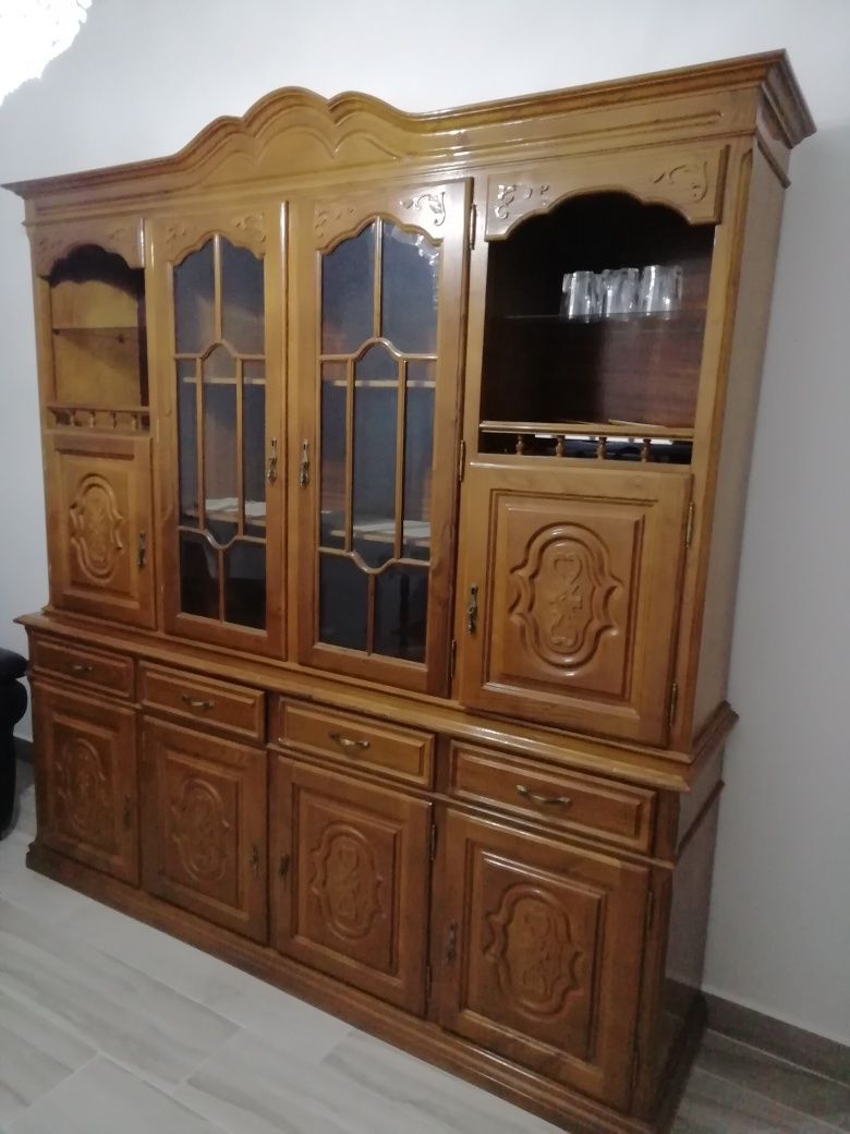 Sofá em pele, 250eu. Aparador mais mesa extensível 600eu. Cadeiras 30e
