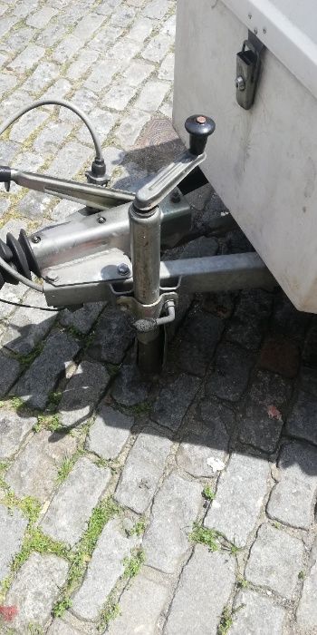 Atrelado com caixa basculante