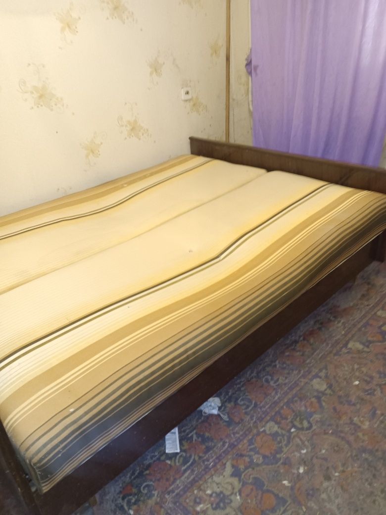 Продам кровать б/у в хорошем состоянии.