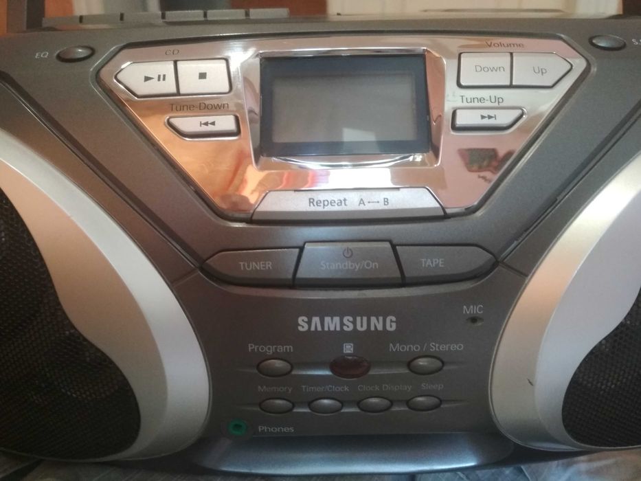 Музичний центр. Магнітола. Програвач CD дисків, касет, FM радіо.