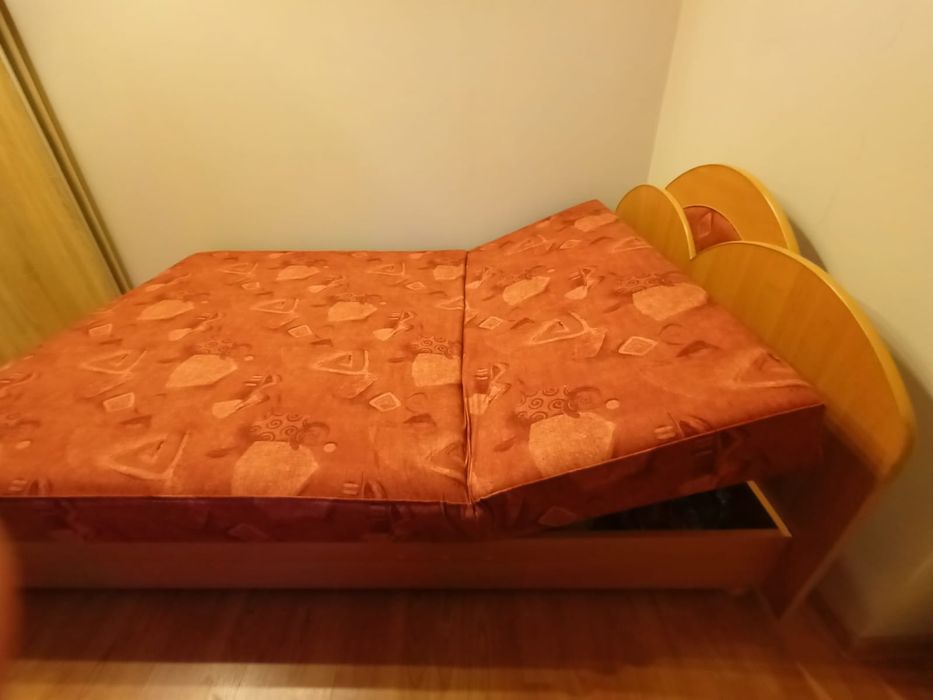 Łóżko drewniane brązowe rude z pojemnikiem i zagłówkiem szer 140cm