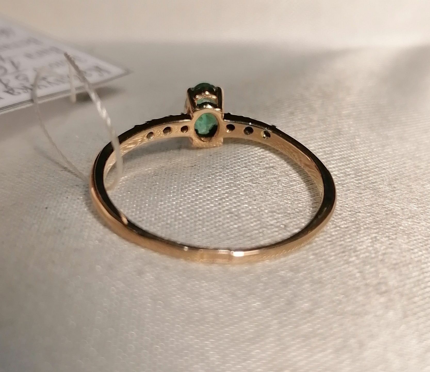 Золотое кольцо с натуральным изумрудом и бриллиантами