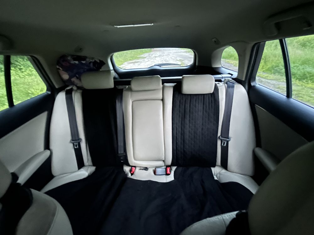 Toyota Avensis 2015 року