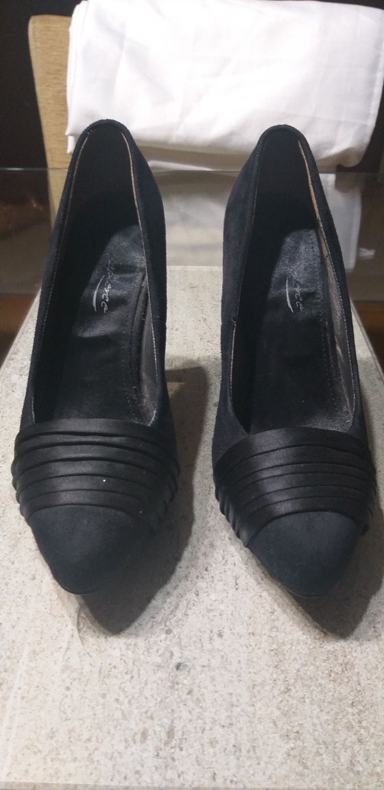 Sapatos pretos em nobuck