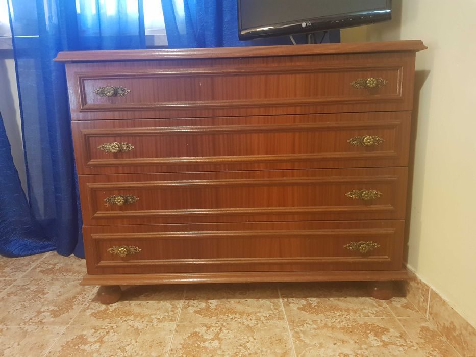 Mesa antiga com 4 gavetas.