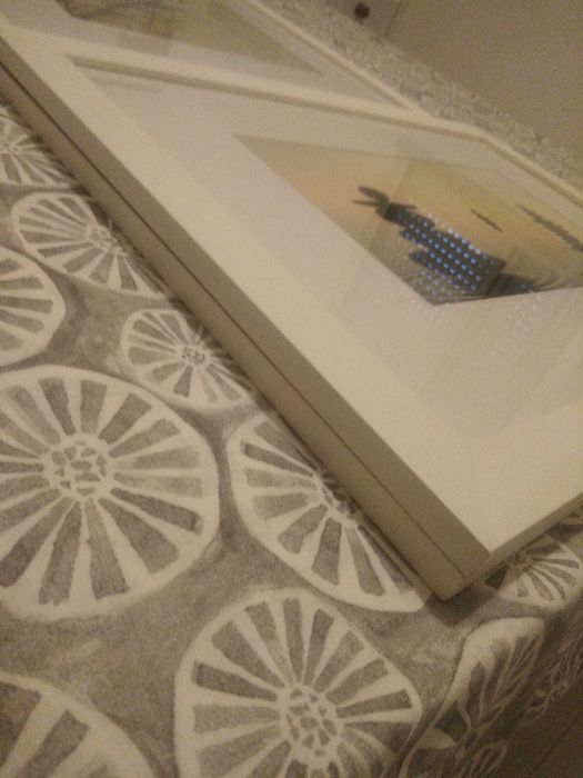 3 quadros com moldura branca