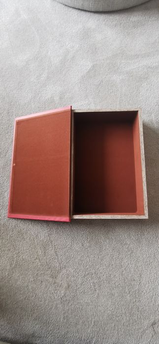 Caixa em forma de livro