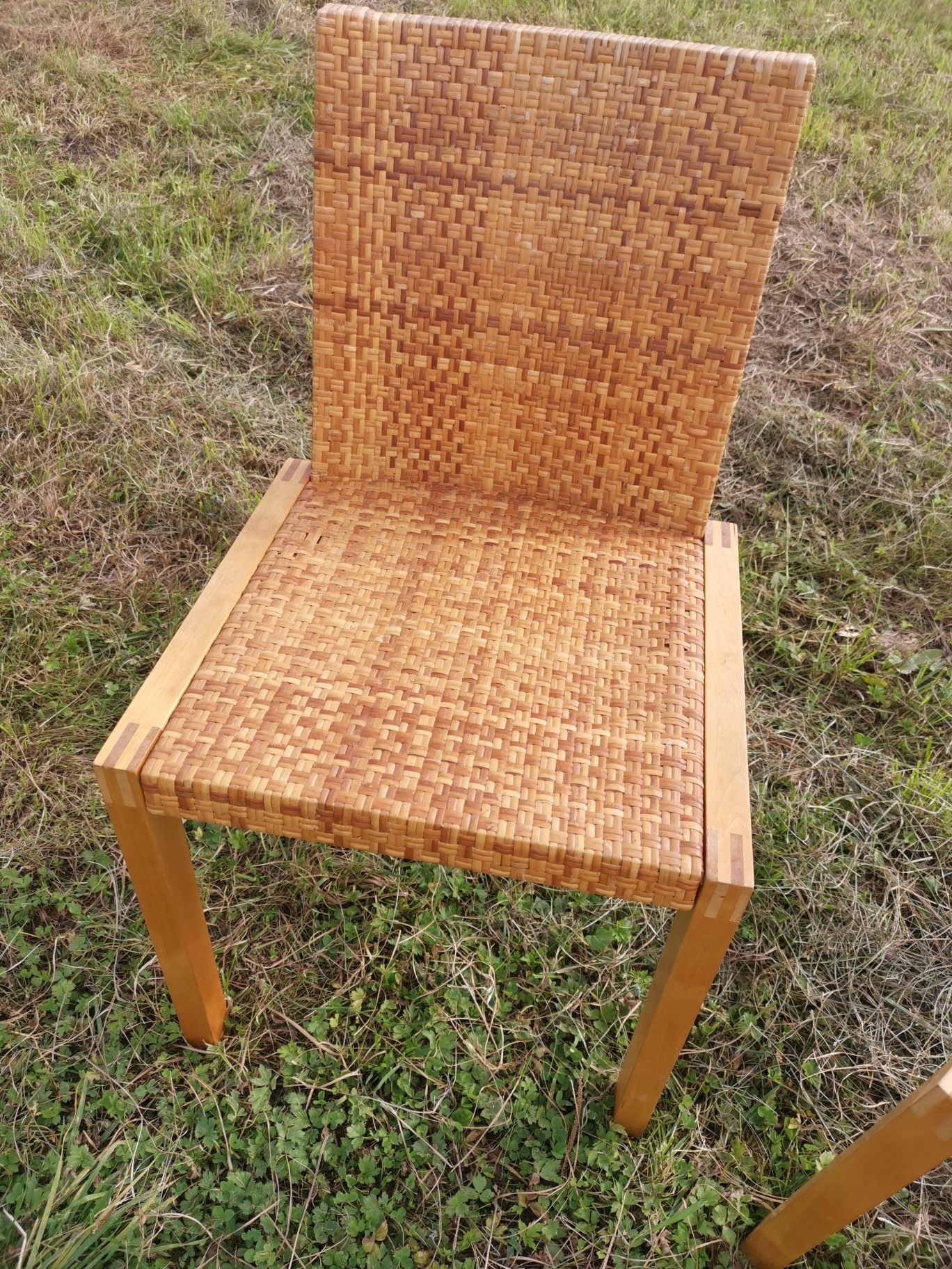 Trzy krzesła wiklina i drewno.