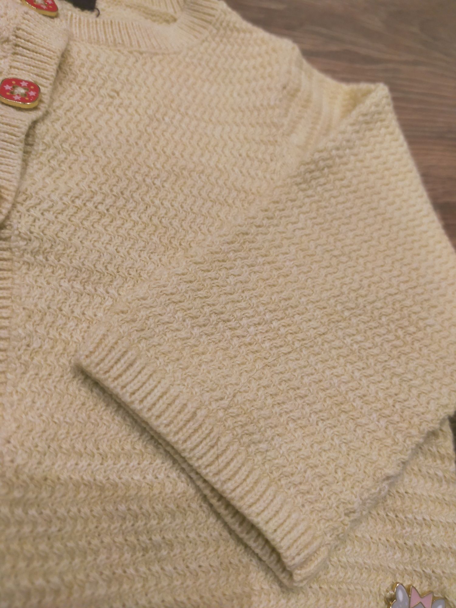 Bawełniany sweterek na trzy guziczki 62