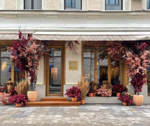 Дерева сакури,квіткове оформлення закладів ,квіткові стіни