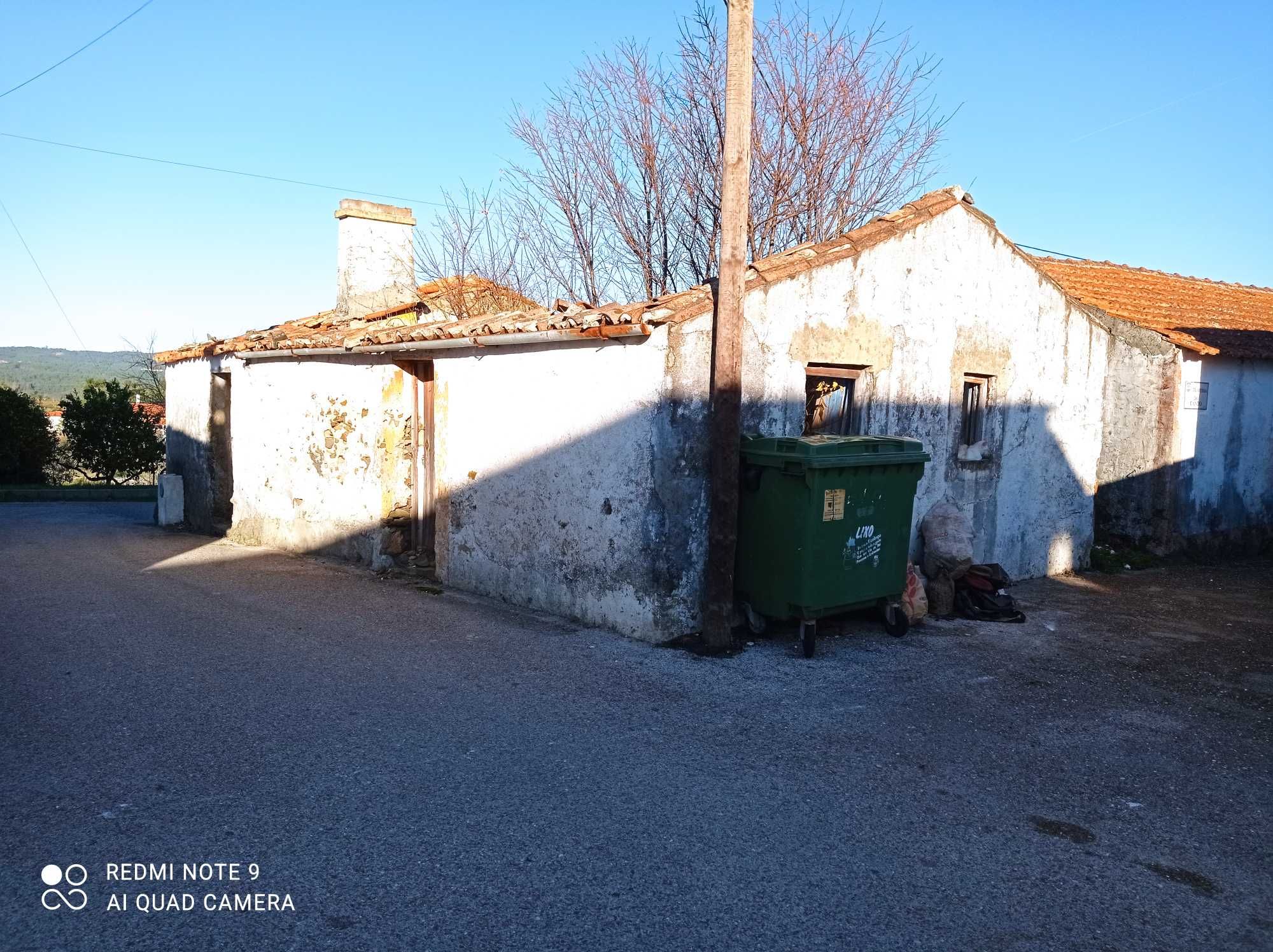 Vendo duas casas de aldeia para recuperar perto de praias fluviais