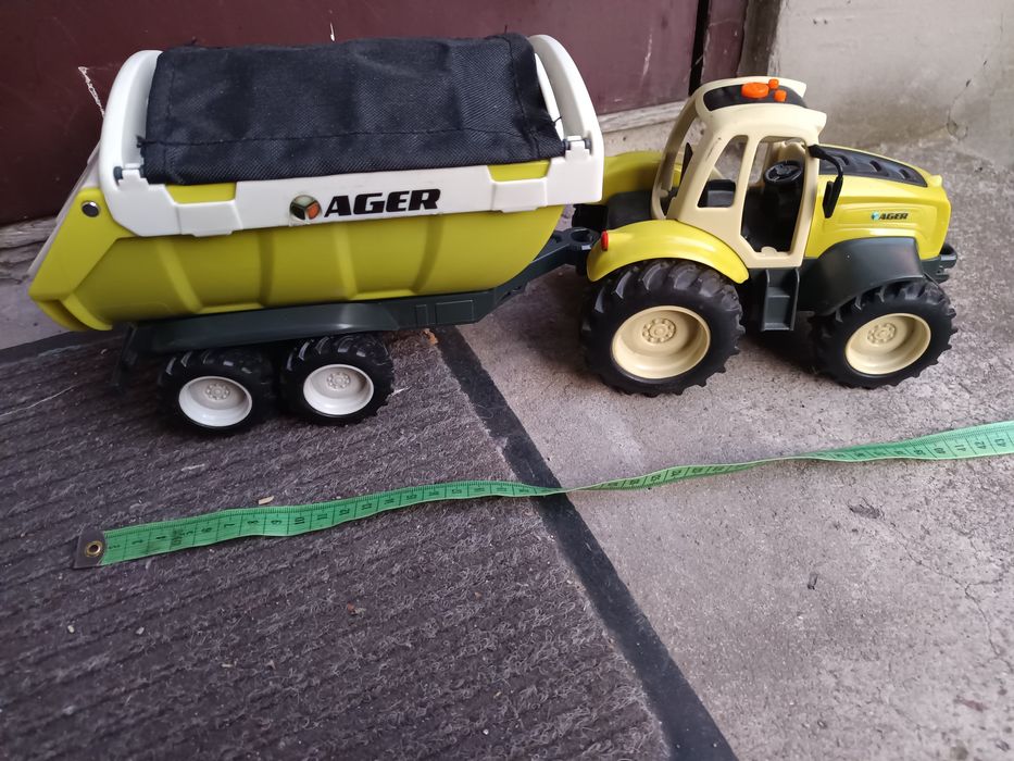 Zabawka traktor z dwoma przyczepami i pługiem śnieżnym