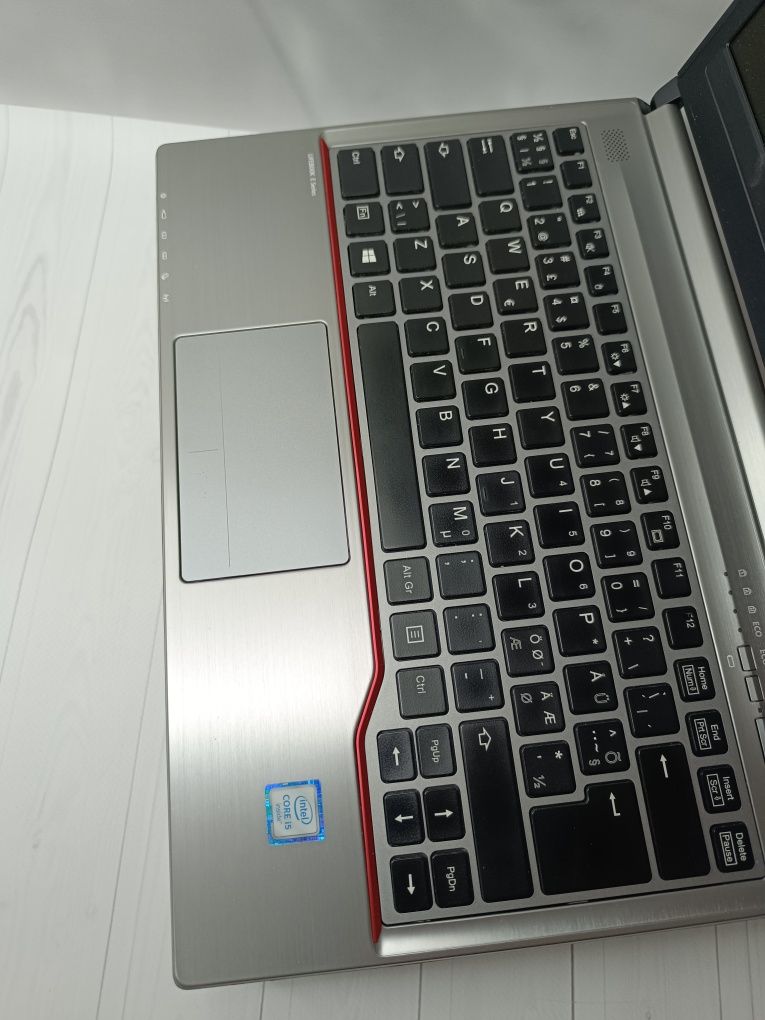 Ноутбук Fujitsu LIFEBOOK E736/i5-6300U/8 ГБ/256 GB/13.2 " HD