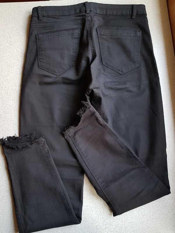Czarne jeansy rurki z dziurami Clockhouse M
