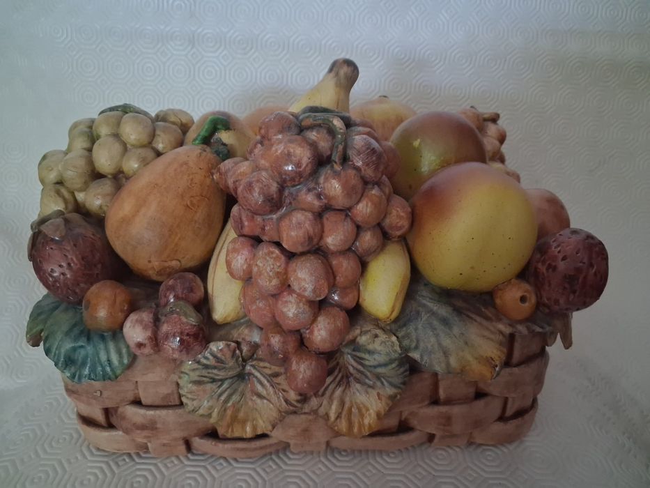 Cesto de fruta em cerâmica antiga