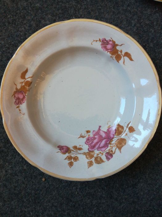 Тарілки, розетки, блюдця