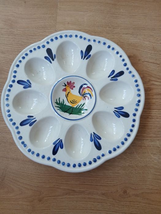 Talerz na jajka z fajansu z kogutem