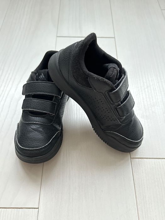 Кроссовки Adidas для мальчика . Размер 30,5. В отличном состоянии