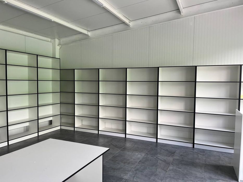 Стелажі полички вітрині для товару або в гардеробну