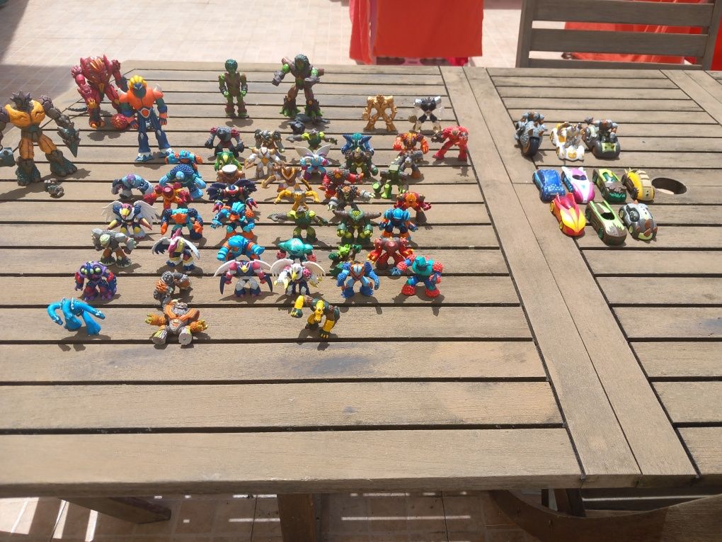 Gormiti figuras, carros, motas, castelo e vulcão
