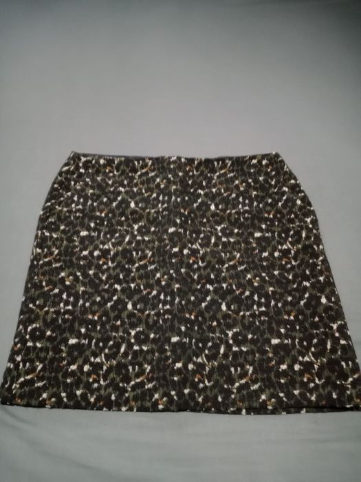 Duas mini saias, Verde- camaïeu, t..38 -- Cinza- caroll t.36, 20€