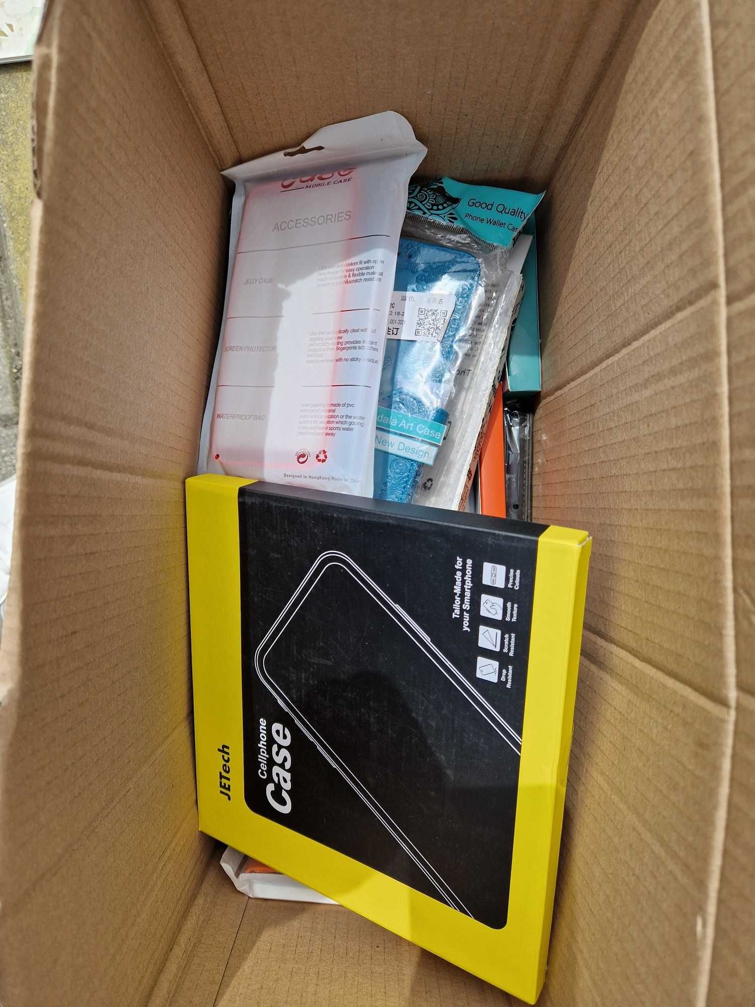 Zestaw ponad 40 etui i szkieł ochronnych do smartfonów – hurtowo!