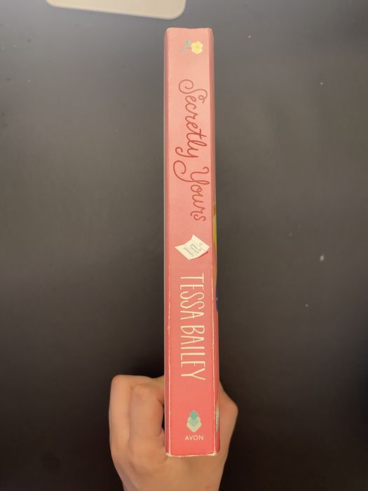 Livro Secretly Yours de Tessa Bailey