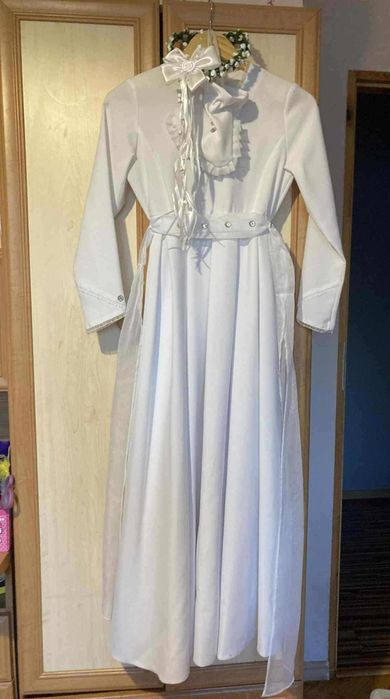 Biała Alba komunijna w zestawie z zielonym wiankiem torebką i rękawicz