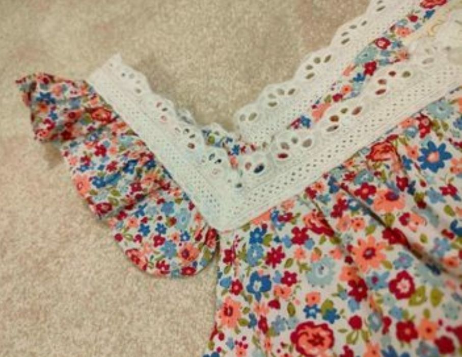 Blusa florida com renda branca