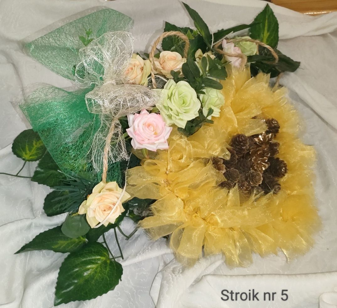 Stroik na brzozowym talarku na grób ze sztucznych kwiatów nr 5