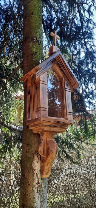 "Kapliczka  drewniana" na drzewo