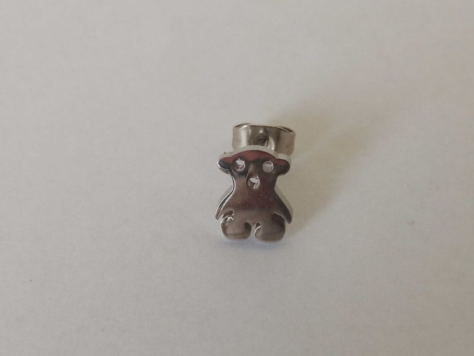 Kolczyk pojedynczy na sztyfcie z misiem miś srebrny stalowy 1 cm
